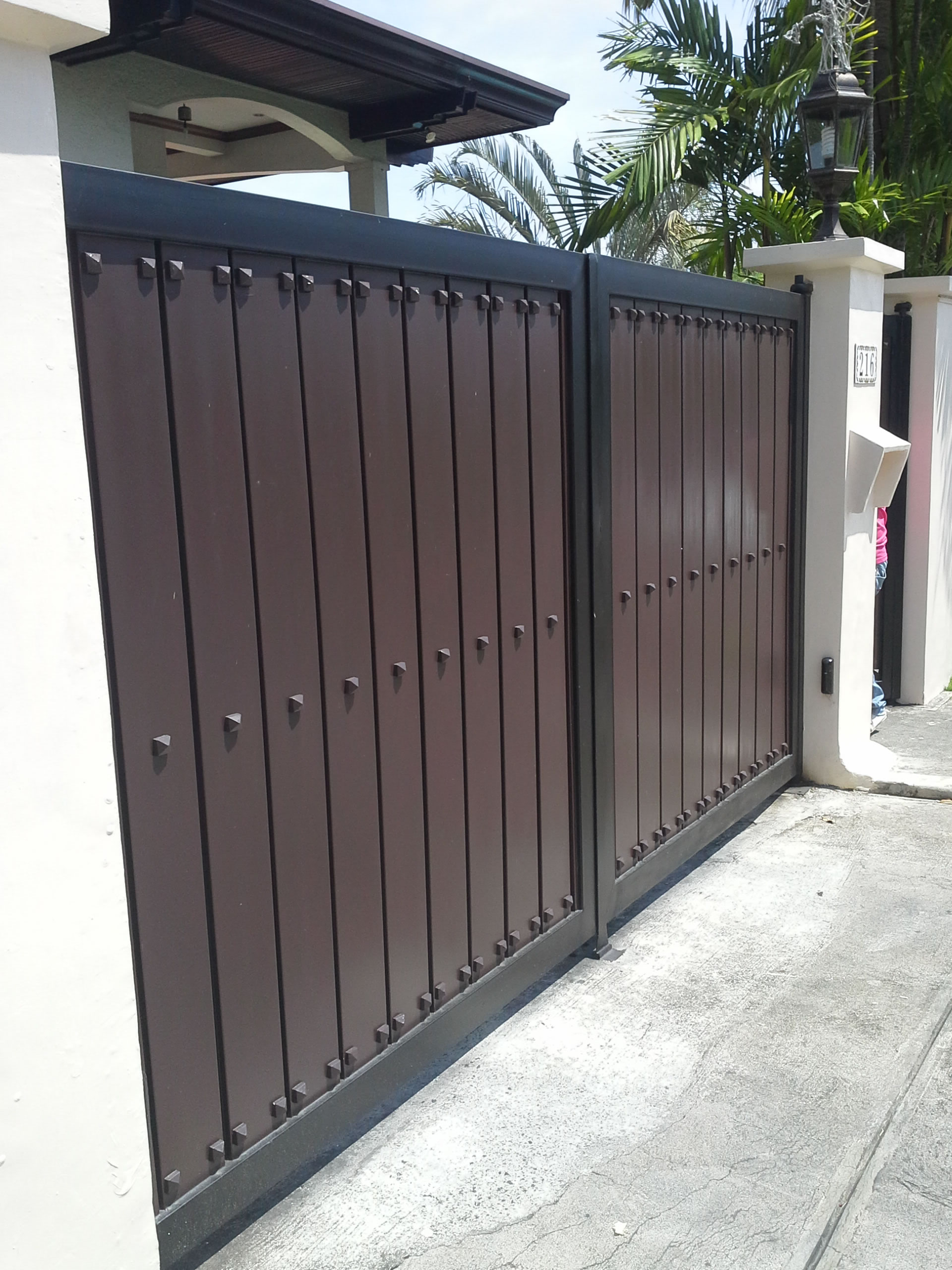 Modern Entrance Gate | Glass Railings Philippines, Glass ...